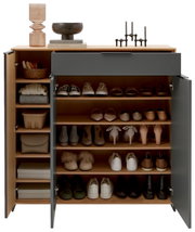 Vooraanzicht van een XL-schoenenkast met open deuren, gevuld met diverse schoenen en decoratieve voorwerpen op de bovenkant.