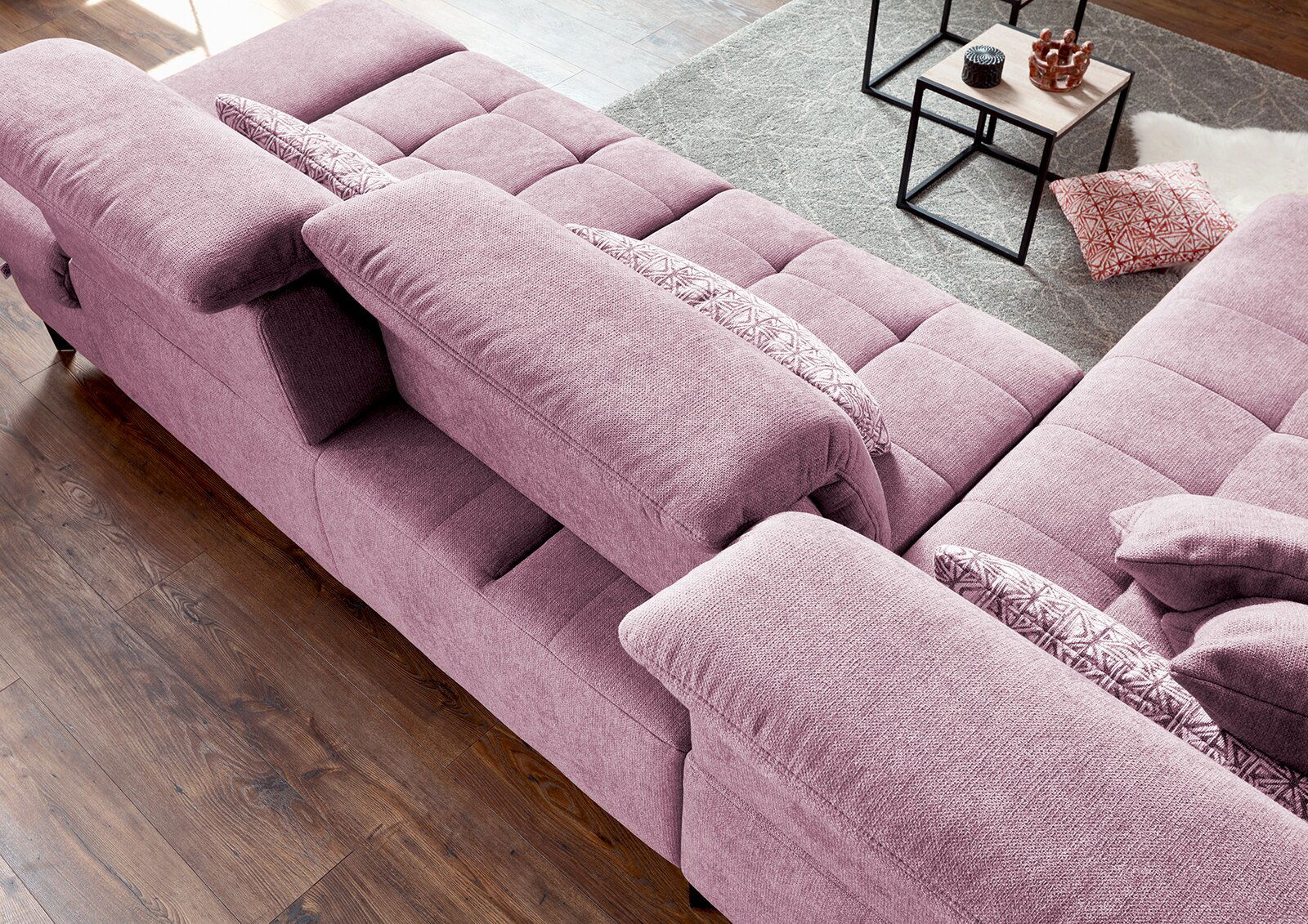 Lila Ecksofa mit verstellbaren Rückenlehnen und dekorativen Kissen, Ansicht von oben