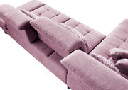 Lila Ecksofa mit verstellbaren Rückenlehnen und dekorativen Kissen, Ansicht von oben