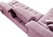 Lila Ecksofa mit verstellbaren Rückenlehnen und dekorativen Kissen, Ansicht von oben