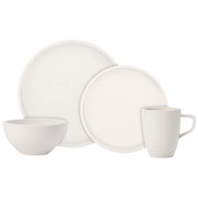 Weißes Geschirr-Set bestehend aus einem großen Teller, einem kleinen Teller, einer Schüssel und einer Tasse, frontal abgebildet.