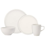 Weißes Geschirr-Set bestehend aus einem großen Teller, einem kleinen Teller, einer Schüssel und einer Tasse, frontal abgebildet.