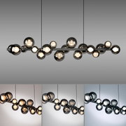Moderne LED-Pendelleuchte mit mehreren kugelförmigen Glaskörpern, seitliche Perspektive
