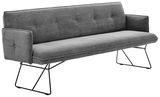 Graue Solobank 2-Sitzer mit gestepptem Stoffbezug und schwarzen Metallbeinen, seitliche Perspektive
