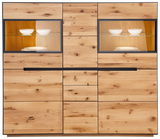 Frontansicht eines Highboards mit Beleuchtung, aus hellem Holz mit zwei Glastüren und integrierter Beleuchtung, die weiße Schalen und Teller hervorhebt.