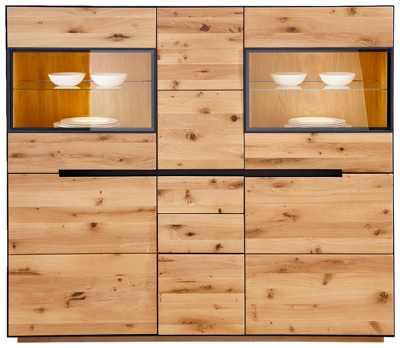 Frontansicht eines Highboards mit Beleuchtung, aus hellem Holz mit zwei Glastüren und integrierter Beleuchtung, die weiße Schalen und Teller hervorhebt.