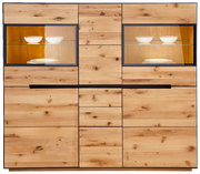 Frontansicht eines Highboards mit Beleuchtung, aus hellem Holz mit zwei Glastüren und integrierter Beleuchtung, die weiße Schalen und Teller hervorhebt.