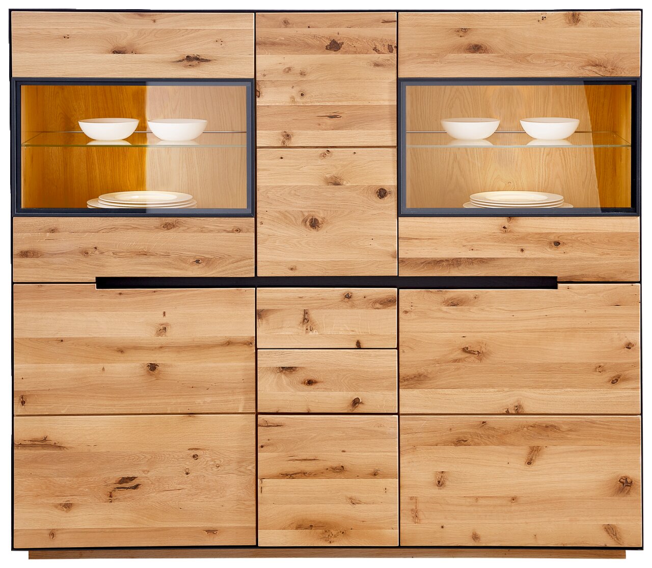 Frontansicht eines Highboards mit Beleuchtung, aus hellem Holz mit zwei Glastüren und integrierter Beleuchtung, die weiße Schalen und Teller hervorhebt.