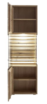 Holzvitrine mit Glastüren, frontal geöffnet, mit beleuchteten Regalböden.