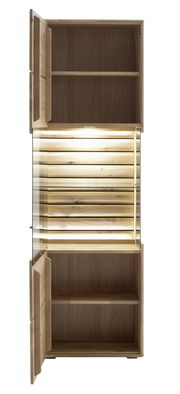 Holzvitrine mit Glastüren, frontal geöffnet, mit beleuchteten Regalböden.