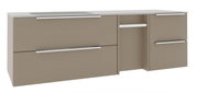 Modernes Badezimmer-Waschtischunterschrank-Set in Taupe mit weißer Waschtischplatte und Chromgriffen, zwei Schubladen links und zwei rechts mit offenem Mittelregal, freigestellt auf Weiß, Frontansicht in leichter Perspektive von links.
