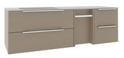 Modernes Badezimmer-Waschtischunterschrank-Set in Taupe mit weißer Waschtischplatte und Chromgriffen, zwei Schubladen links und zwei rechts mit offenem Mittelregal, freigestellt auf Weiß, Frontansicht in leichter Perspektive von links.