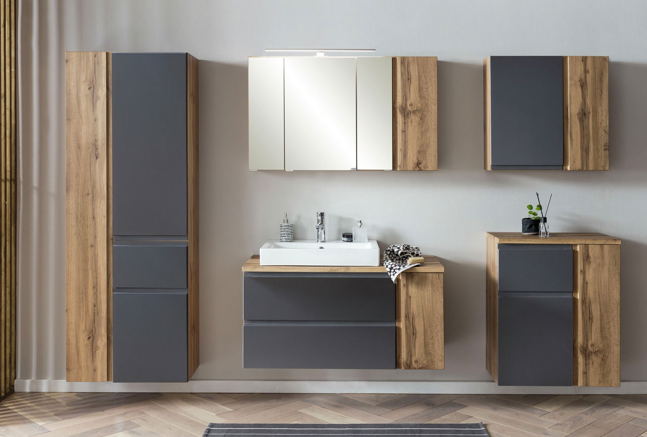 Moderner Hochschrank in Holzoptik mit grauen Fronten, frontal abgebildet in einem stilvollen Badezimmer.