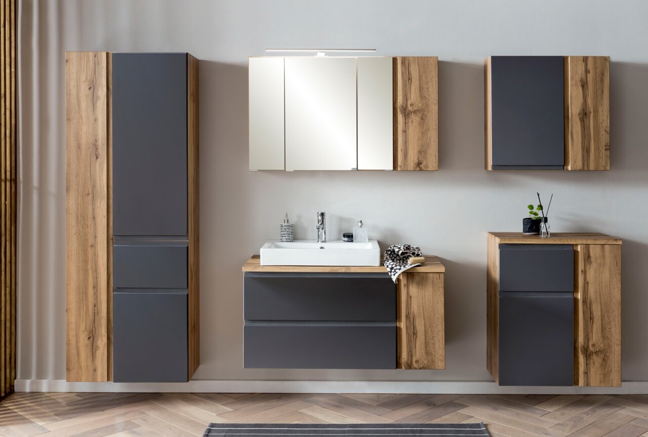 Moderner Hochschrank in Holzoptik mit grauen Fronten, frontal abgebildet in einem stilvollen Badezimmer.
