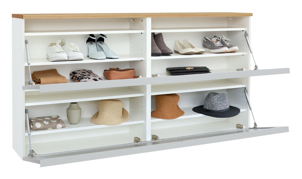 Weißer Schuhschrank mit Holzoptik-Deckplatte und zwei nach vorne aufgeklappten Klappen, innen mit mehreren Ablagefächern für Schuhe und Accessoires; Frontansicht leicht schräg von vorn.
