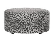 Runder Hocker mit grauem Leopardenmuster, seitliche Perspektive