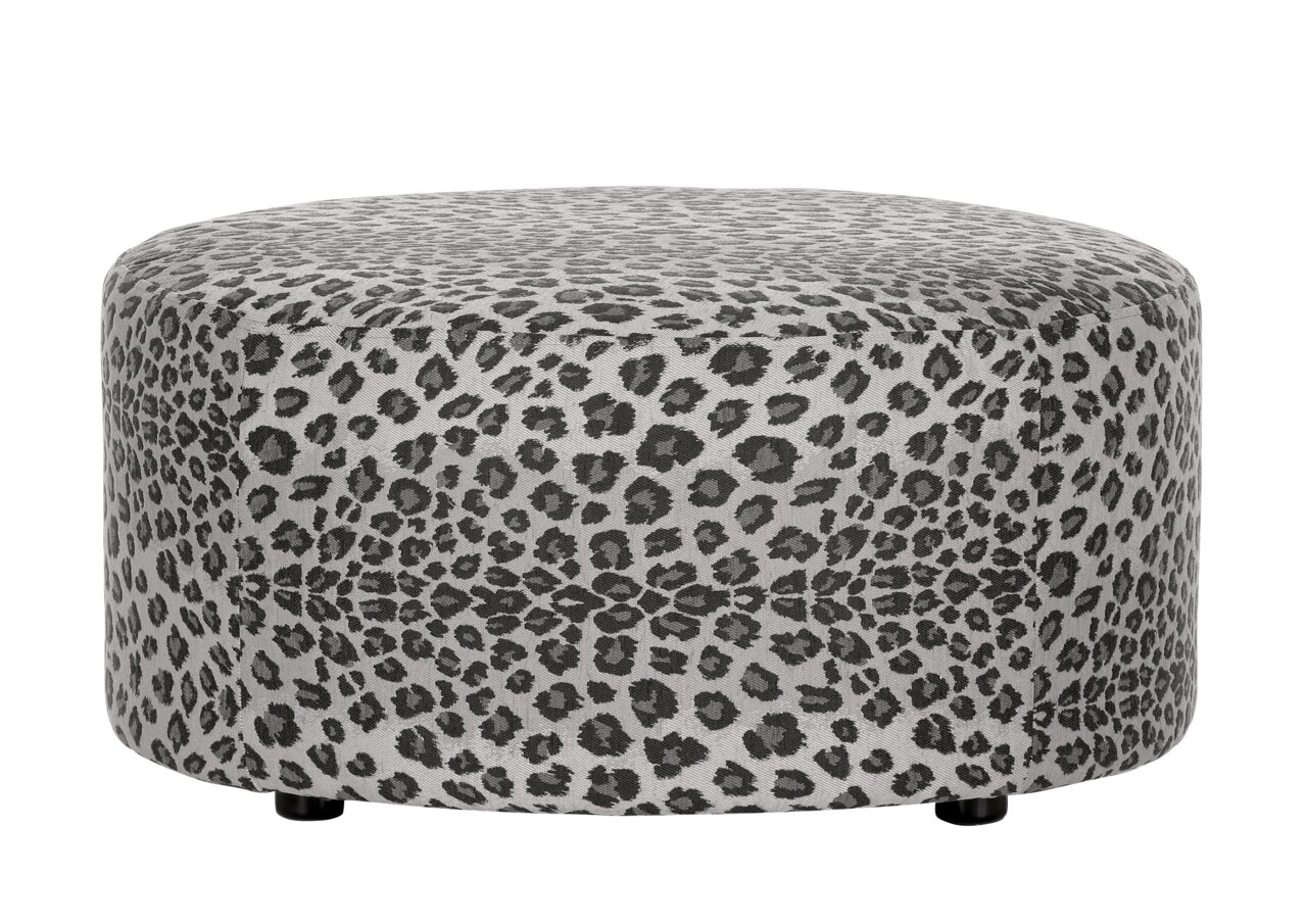 Runder Hocker mit grauem Leopardenmuster, seitliche Perspektive