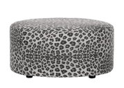 Runder Hocker mit grauem Leopardenmuster, seitliche Perspektive
