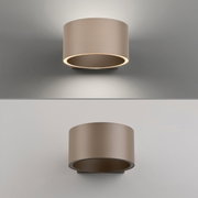 Moderne wandlamp PURE Clipse in cilindrische vorm, zijaanzicht, met een zachte lichtspreiding naar boven en beneden.