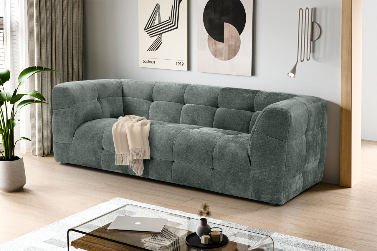 MID.YOU Sofa 2,5 Sitzer TENSO Modernes, gepolstertes 3-Sitzer-Sofa in petrolgrauem Stoff mit Kassettensteppung im Wohnzimmer, schräg von vorne aus leicht erhöhter Perspektive fotografiert