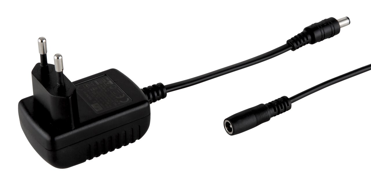 Schwarzes Netzteil mit Kabel und Stecker, seitliche Perspektive