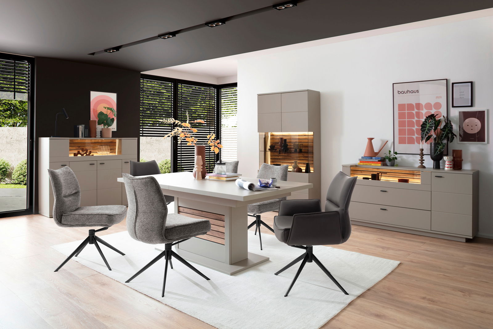 Zurbrüggen Stuhl ASSENTO Moderne Esszimmermöbel in einem stilvollen Raum mit einem großen Tisch und mehreren gepolsterten Stühlen aus verschiedenen Perspektiven.