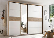 Moderner Schwebetürenschrank mit Holz- und Weißakzenten, Spiegel in der Mitte, seitliche Perspektive