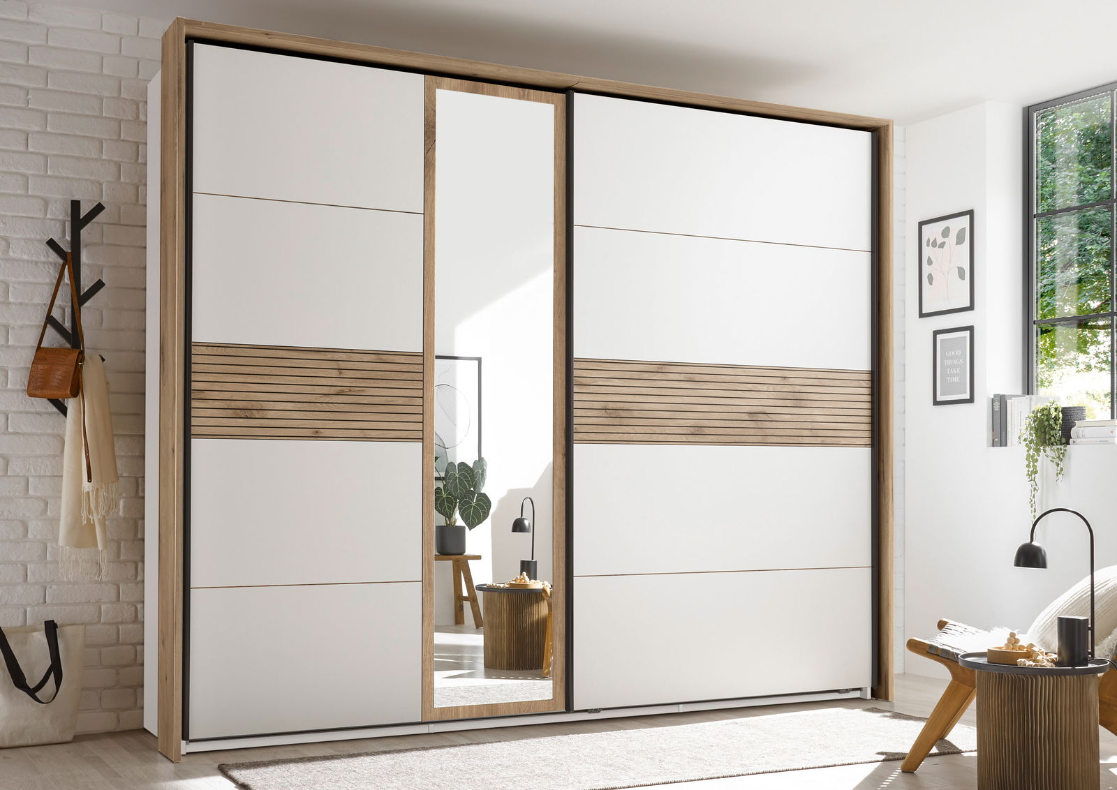 Moderner Schwebetürenschrank mit Holz- und Weißakzenten, Spiegel in der Mitte, seitliche Perspektive