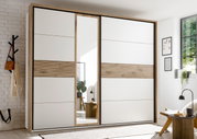 Moderner Schwebetürenschrank mit Holz- und Weißakzenten, Spiegel in der Mitte, seitliche Perspektive
