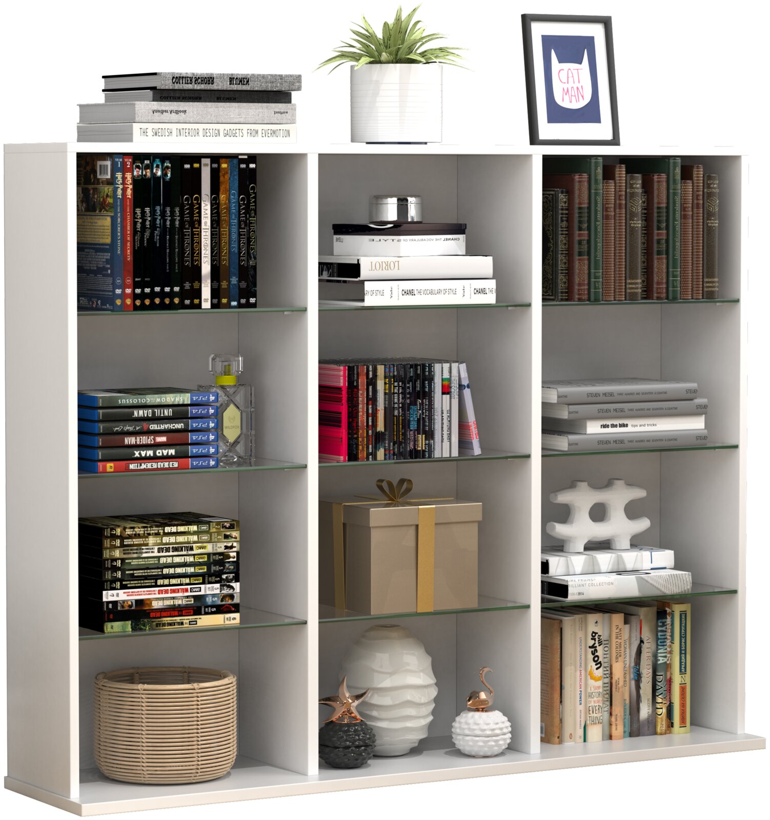 Weißes, modernes Regal mit mehreren Fächern und Glasböden, gefüllt mit Büchern und Deko (Pflanze, Bilderrahmen, Box, Vasen), in frontaler Perspektive.