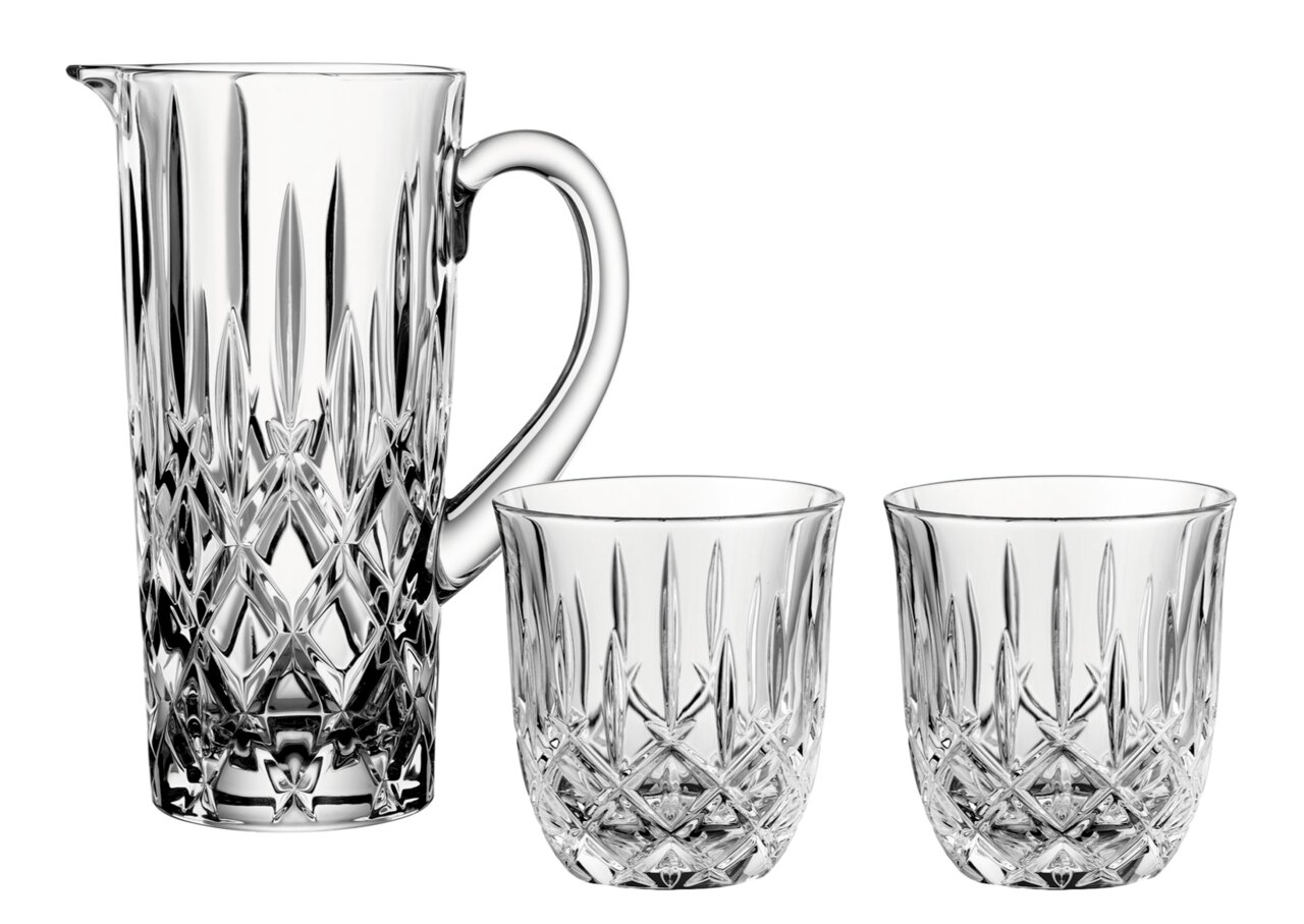 Een set met kristalhelder water, bestaande uit een kan en twee glazen, afgebeeld van voren.