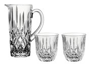 Een set met kristalhelder water, bestaande uit een kan en twee glazen, afgebeeld van voren.