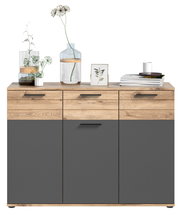 Moderne Kommode mit Holz- und Grautönen, dekoriert mit Vasen und Büchern, Frontalansicht