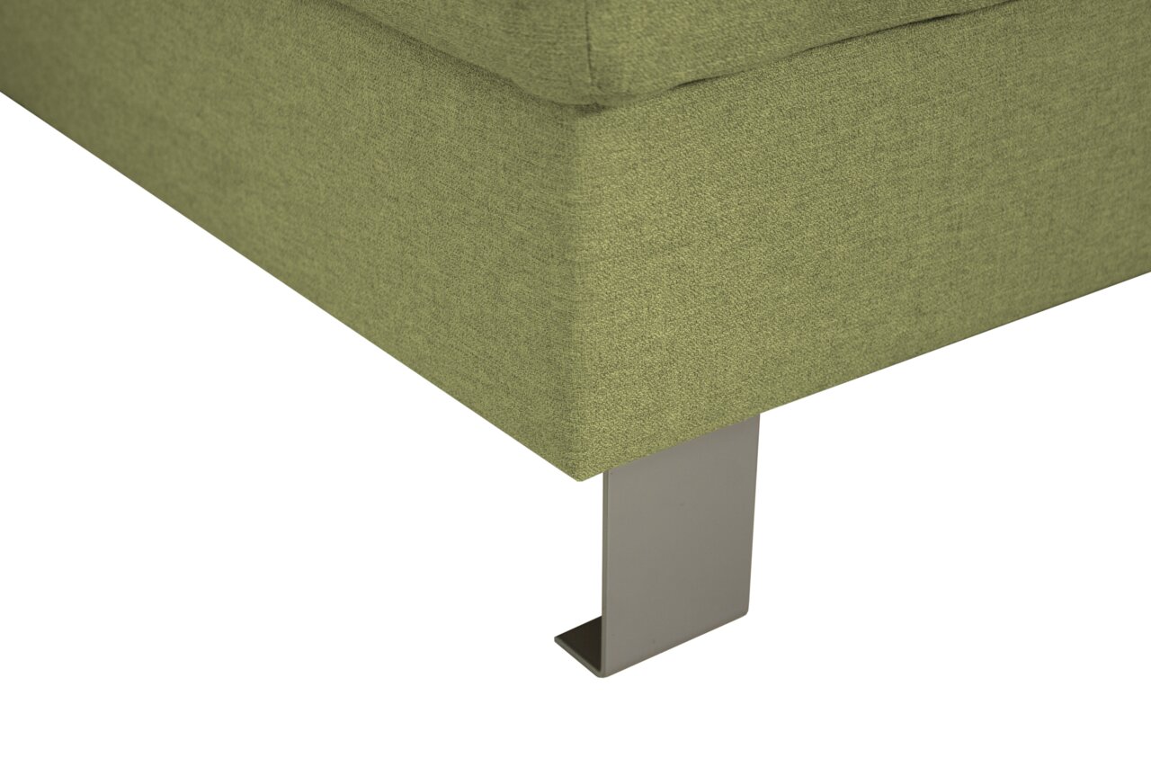Close-up van een groene zithoek met metalen poten, gezien van onderaf.