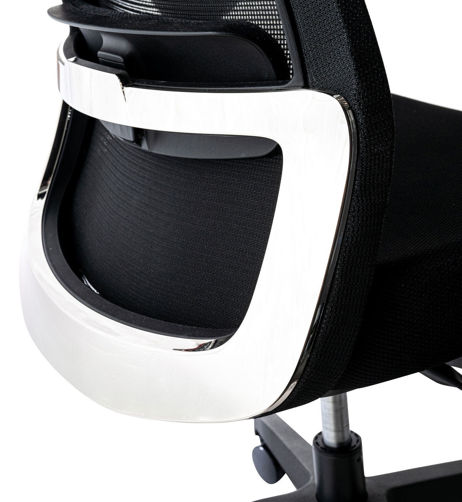 Rückansicht eines Drehstuhls mit schwarzem Netzrücken und verchromtem Rahmen.