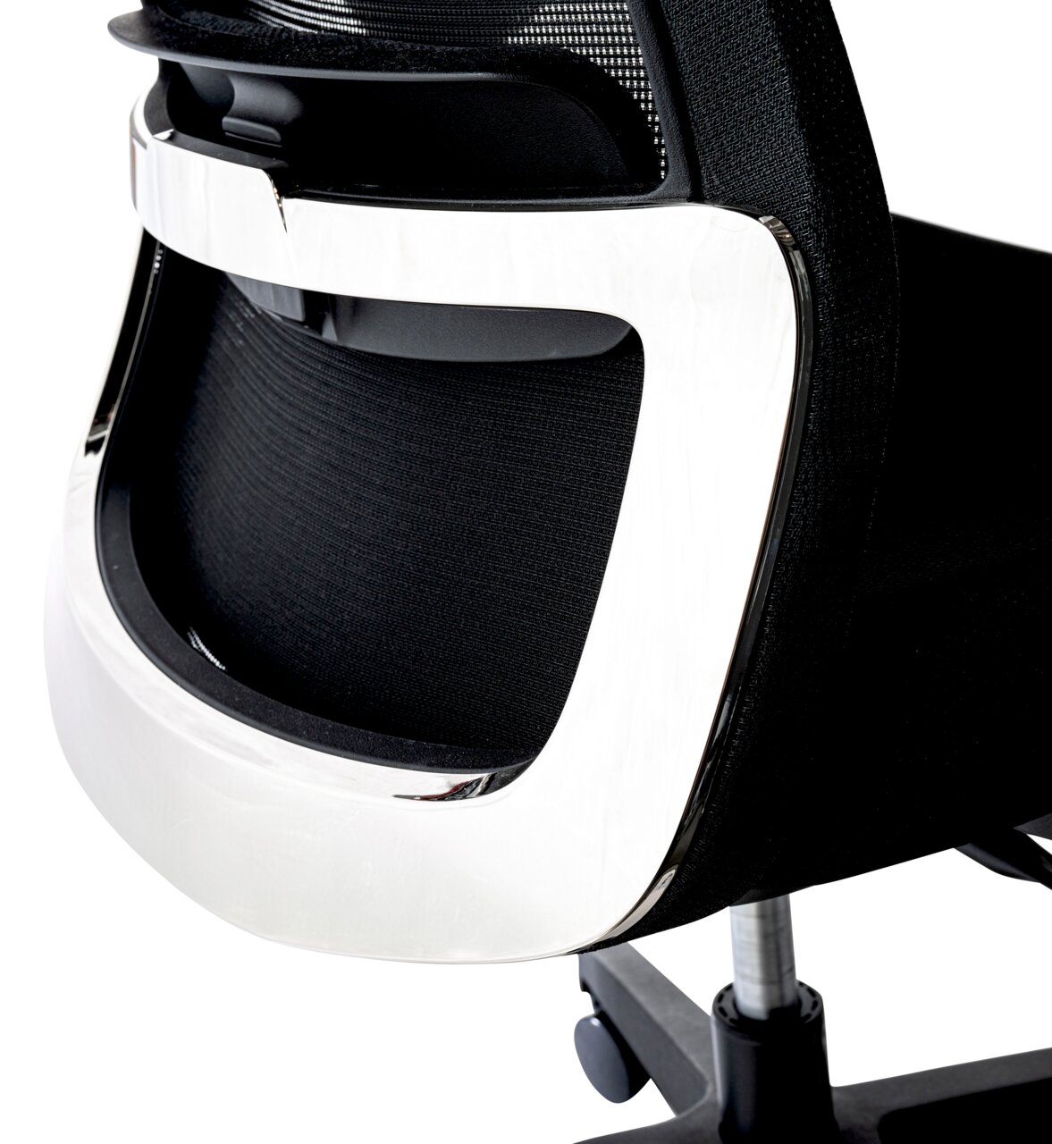 Rückansicht eines Drehstuhls mit schwarzem Netzrücken und verchromtem Rahmen.