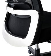 Rückansicht eines Drehstuhls mit schwarzem Netzrücken und verchromtem Rahmen.