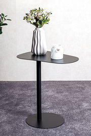 Moderner schwarzer Beistelltisch mit runder Platte und schlankem Standfuß, dekoriert mit einer Vase mit Blumen, seitliche Perspektive