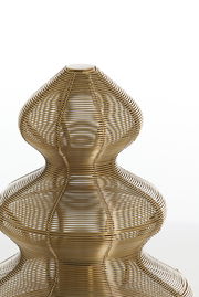 Nahaufnahme einer Tischleuchte mit einem eleganten, geschwungenen Design aus goldfarbenem Drahtgeflecht, seitliche Perspektive.