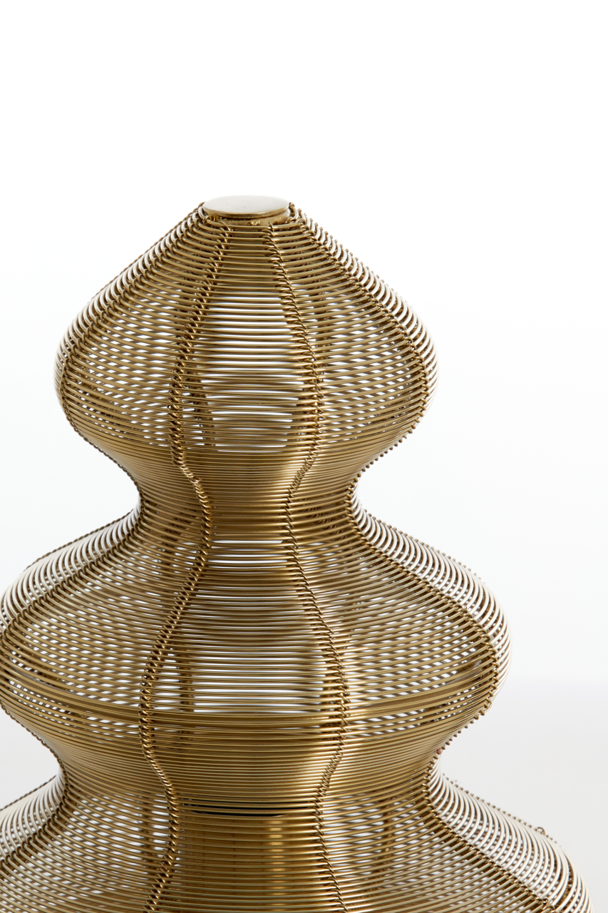 Nahaufnahme einer Tischleuchte mit einem eleganten, geschwungenen Design aus goldfarbenem Drahtgeflecht, seitliche Perspektive.