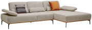Beige ligbankcombinatie met twee sierkussens, één met een patroon en één in oranje, schuin van voren gezien.