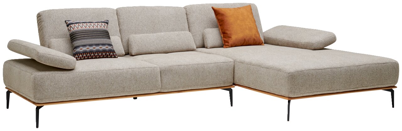 Beige ligbankcombinatie met twee sierkussens, één met een patroon en één in oranje, schuin van voren gezien.