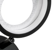 Nahaufnahme eines modernen LED-Strahlers mit schwarzem Rand und silberner Innenseite, seitliche Perspektive