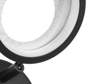 Nahaufnahme eines modernen LED-Strahlers mit schwarzem Rand und silberner Innenseite, seitliche Perspektive