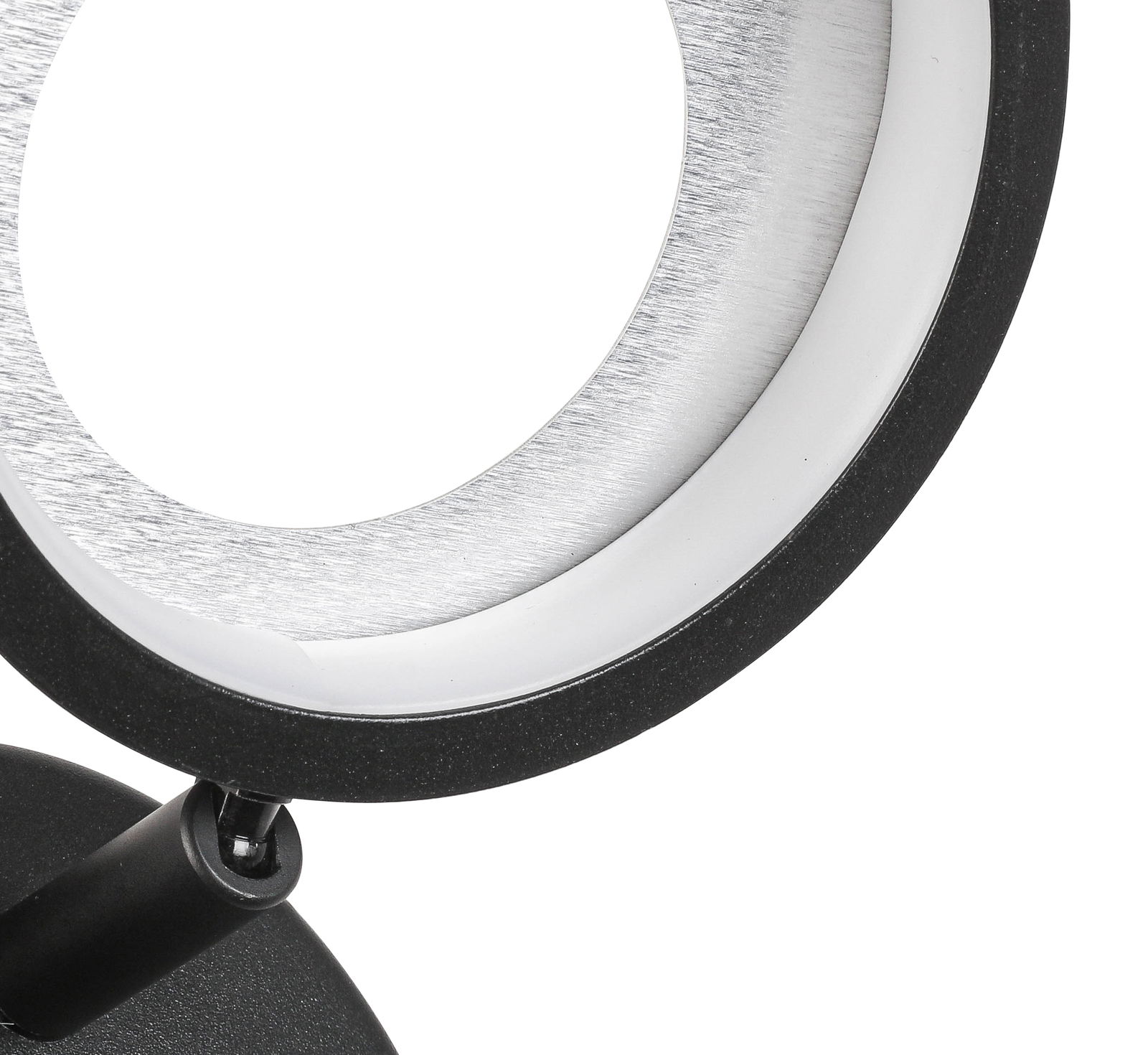 Nahaufnahme eines modernen LED-Strahlers mit schwarzem Rand und silberner Innenseite, seitliche Perspektive