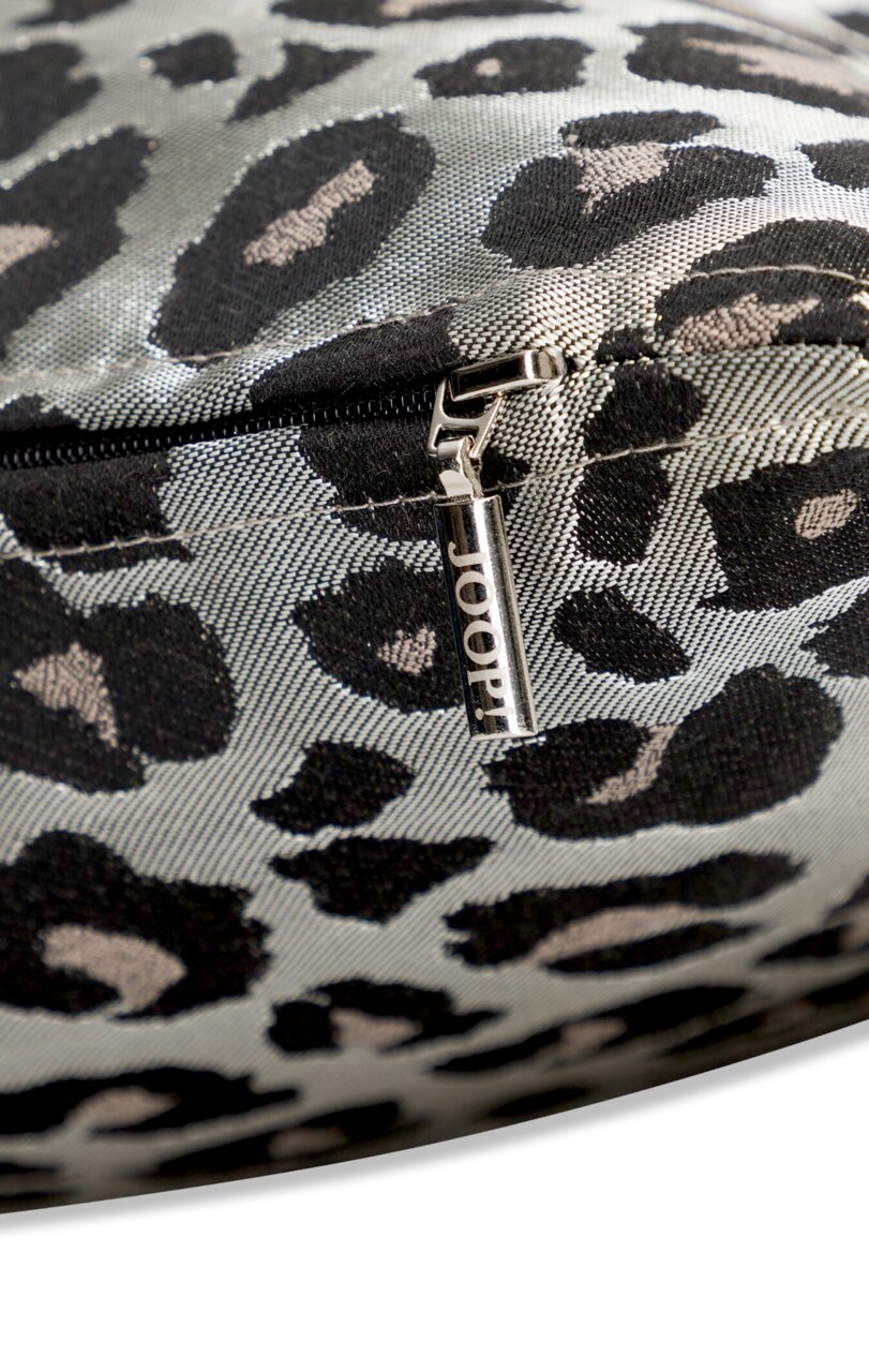 Nahaufnahme einer Zierkissenhülle mit Leopardenmuster und Reißverschluss mit JOOP! Logo.