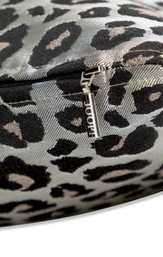 Nahaufnahme einer Zierkissenhülle mit Leopardenmuster und Reißverschluss mit JOOP! Logo.