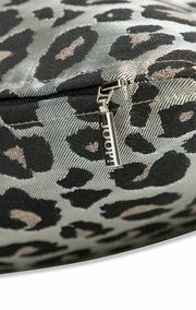 Nahaufnahme einer Zierkissenhülle mit Leopardenmuster und Reißverschluss mit JOOP! Logo.