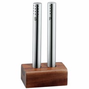 Modernes Salz- und Pfeffer-Set aus Edelstahl mit Holzsockel, frontal abgebildet.