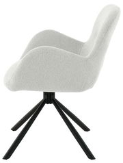 Seitenansicht eines modernen Armlehnstuhls mit hellgrauem Stoffbezug und schwarzen Metallbeinen.